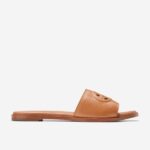 couro de pecan calçados 8Z8F62 mulheres Cole Haan sandália com logo flynn